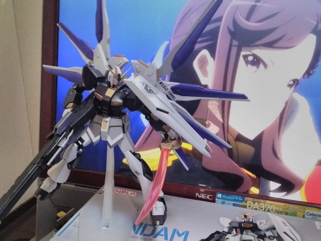 黒い部分はタミヤのメタルブラック。白い部分はタミヤのピュアホワイト金はタミヤゴールドメガランチャーの黒はガンメタルスーパードラグーンの部分はシルバーを下地にフロストパープル