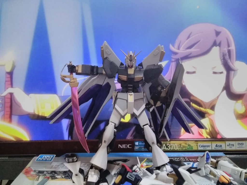 基本は、真矢様の舞台少女衣装を参考にしたカラーリングとνガンダムのイメージを壊さないかで四苦八苦した思い出。ついでに近接武器はクロスボーンガンダムX1から拝借。ついでに、νガンダムの下には敗者としてストフリさん