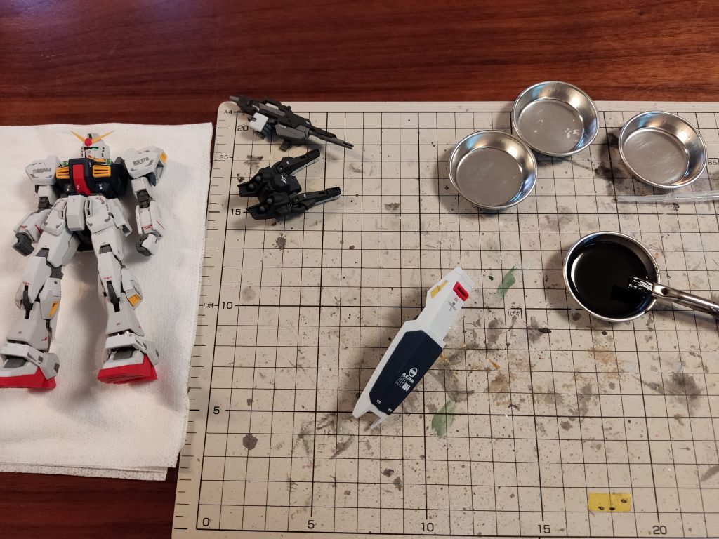 ウェザリングカラーを塗る前です。右の方にウェザリングカラーがありますが、かなり黒めです。