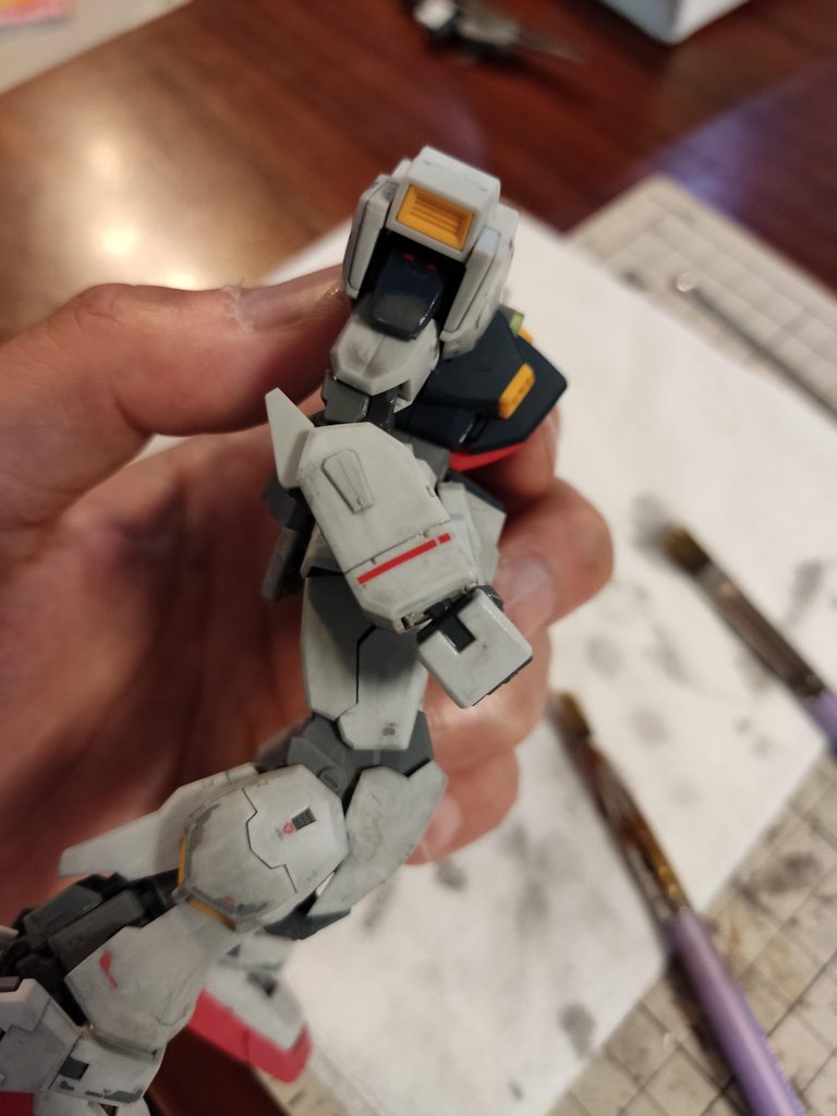 ウェザリングカラーの濃度は薄くしました。元々グレーっぽい成形色なので黒っぽくなりやすいです。