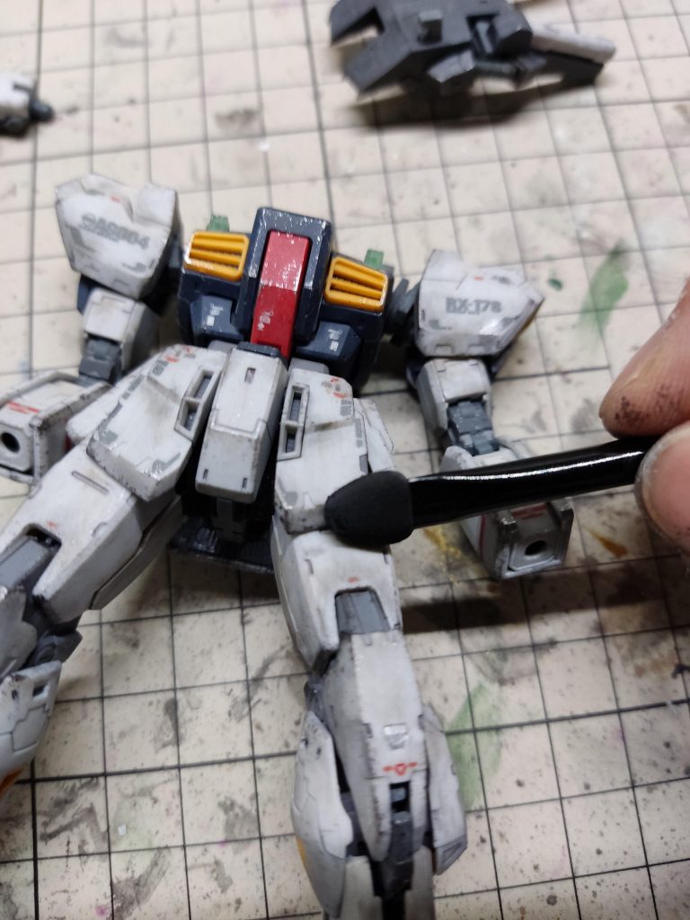 スポンジチッピング後に、ウェザリングマスターのススで汚しを追加。