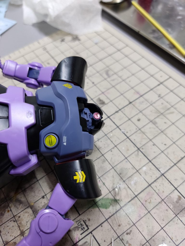 100均のラインストーンをモノアイにつけてみましたが、膨らみがあり、カバーがつけられなかったので諦めました。