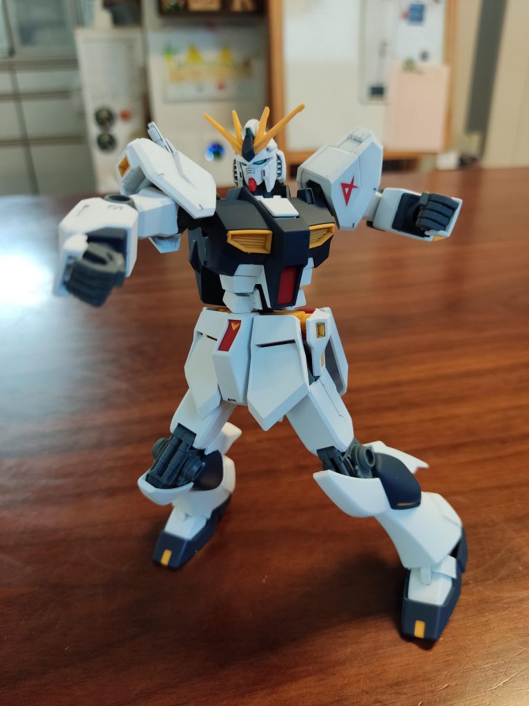 ウェザリング前。ラストのサザビーとの殴り合いをイメージしたポーズです。こうして見ると白かったんだな〜。