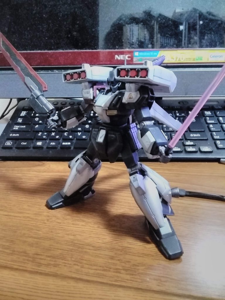 近接武器装備。黒いスタークジェガン言うけど追加装甲がシルバーなの個人的に結構、お気に入りポイント。