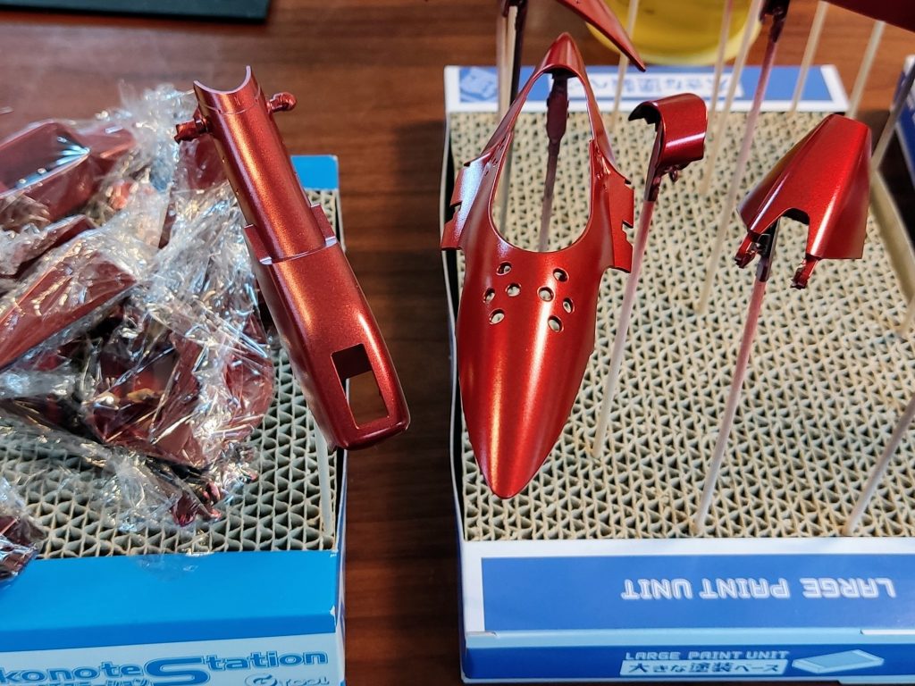 塗装の途中。左はメタリックレッドのみ、右はクリアーレッド後。左のメタリックレッドのみは、下地のブラックにかなり影響受けてますが、右のクリアーレッドは赤みを取り戻してます。比べると全然違いますね。