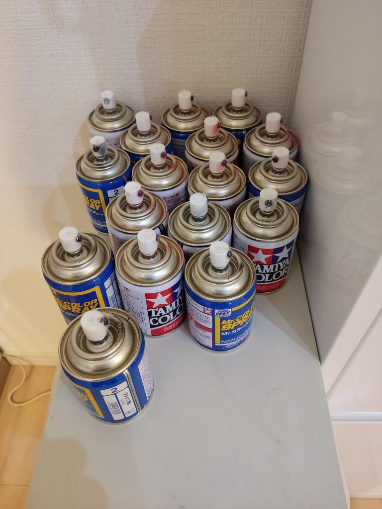 缶スプレーの残骸です。これはほんの一部です。缶スプレーにかけた費用は、おそらくキット本体の倍近くかかってます…大型キットに全塗装ということでかなり大変でしたが、できあがったらど迫力の素晴らしいキットでした。さあ、問題は置き場所だ。以上です。お読みいただきありがとうございました!