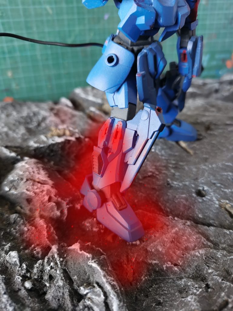 足の排出口から放出した”煉赤”が足元のステージを”溶け”、そして元の地形を無視し、自分だけ歩きできるの道”赤霧”を作る=