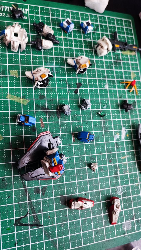 地道に部分塗装。下地塗装とガンダムマーカー使ったくらいです。