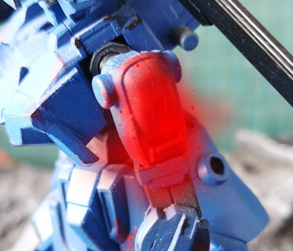 左腕は普段折れたみたい動かない（キャラの真似）、接近戦の時二つの排出口から変質”煉赤”を放出する= =