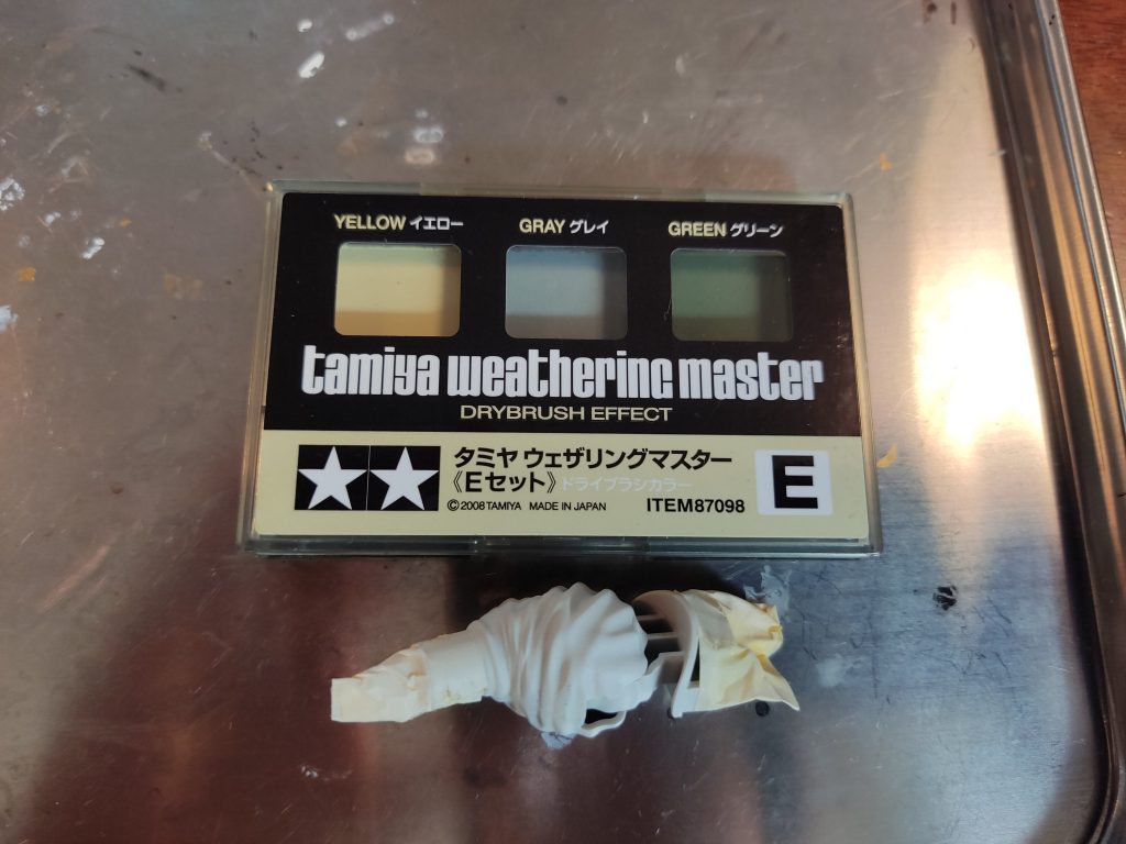 腕や脚の白いパーツには、ウェザリングマスターのグレーで影をつけました。