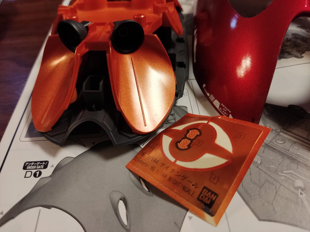 メタリックオレンジでバーニアを。赤いパーツにオレンジのシールを貼るのですが、色味を合わせるためにシールにもスプレーをしました。完璧を目指すなら塗装するのでしょうが、目立たないところはシールでやっちゃいます。