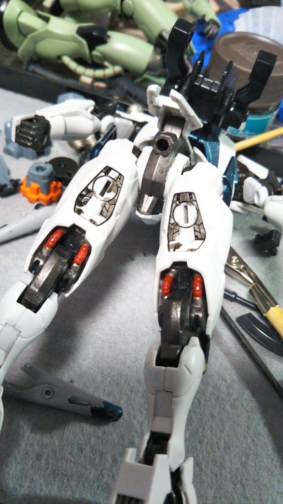 パイプを塗るのが好きです😁　凹んでる所は、スミ入れでアウトラインを取ってからの部分塗装😅