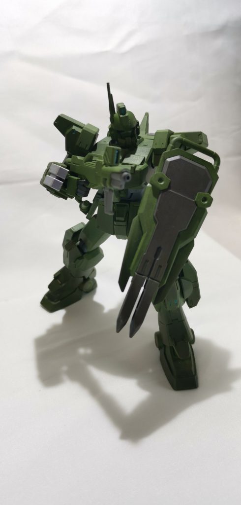 近接戦闘メインの設定なのでビームライフルはショートバレル化して取り回しをよく