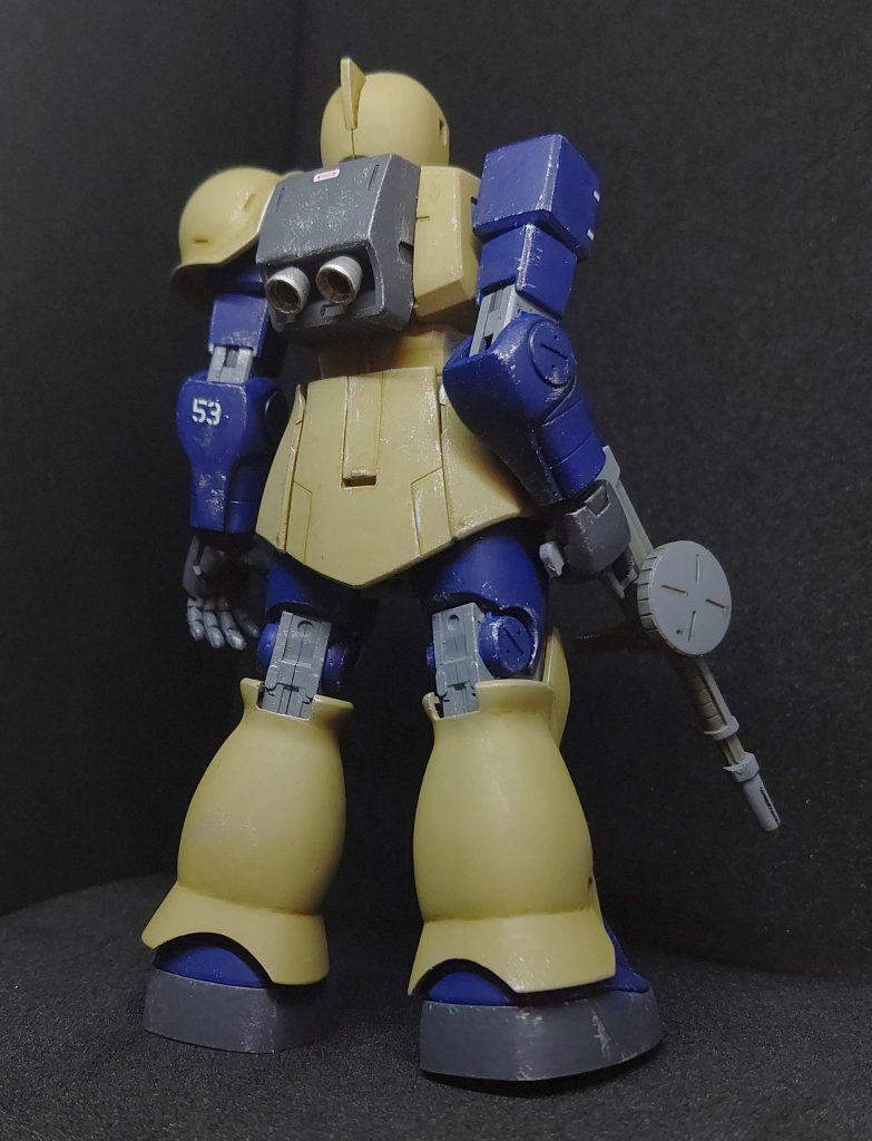 後ろ姿、全然デカール貼ってなかった…。よく見ると後頭部と膝関節の合わせ目も消してなかった。塗装は全てタミヤアクリルの筆塗りです。ダークイエロー、フラットブルー、ジャーマングレー、ニュートラルグレーをそのまま塗ってます。そしてフラットアルミで軽くドライブラシをかけて…