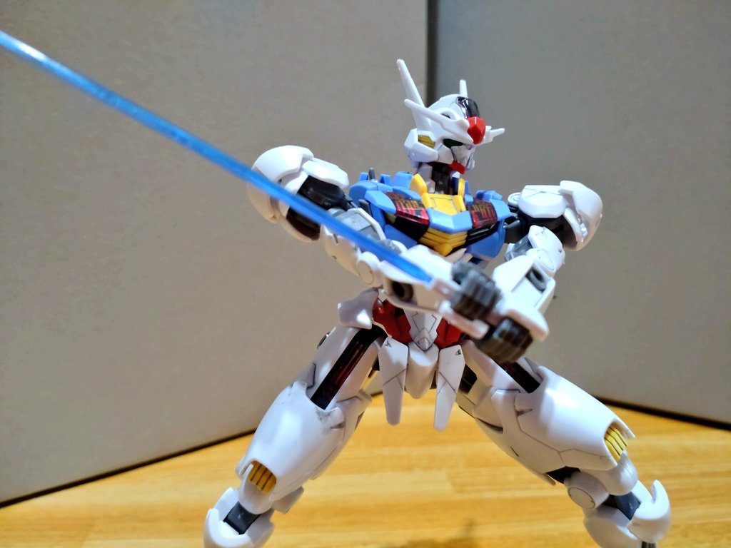 こちらのビームサーベルは平型で、ビームブレイドも接続部がエアリアルのライフル専用の形状で併用はできないっス