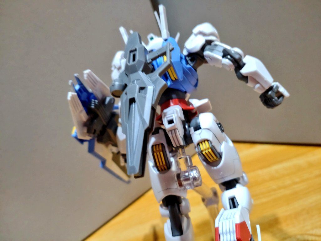 バックパックにジョイントを介してビームライフルをマウント可能。