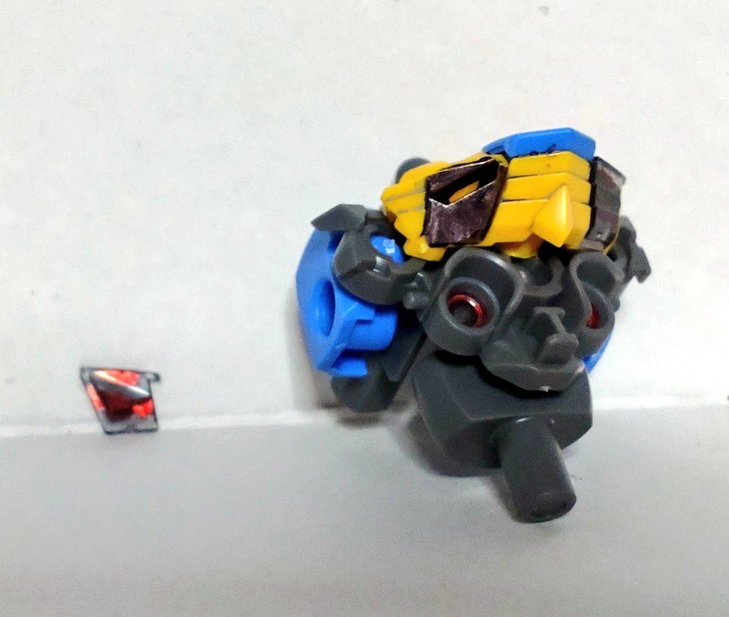 おまけ接続部の影響でシールでの発光表現もされてない箇所があるので、裏をロイヤルメタレッドでそれっぽく塗って再現また、スモークのクリアパーツ越しでも底のイエローがそこそこ目立つので、ブラック系で塗装したっス