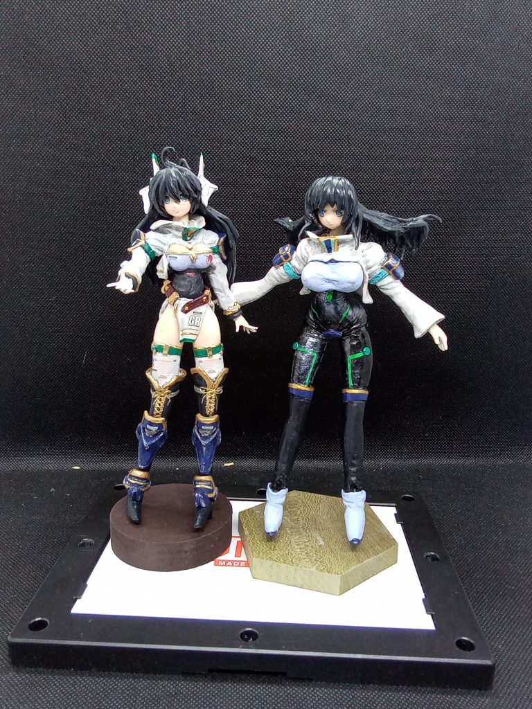 フルスクラッチで新しく作ったメイ【左】と改良した過去作【メイ】新メイは練習ついでに服を大幅アレンジ 旧メイは顔を作り直してます。ガンプラが入手し難くなり 転売価格で買うのが嫌で始めたフルスクラッチ・・気がつけば4ヶ月程度がたち 少しは細かい造型が出来るようになってきましたせっかくなので 最初と最新の共演です。 エアリアルが地元で売ってなかったので今後もフルスクラッチ計画は続行します(再版品は何機かは入手できました。)