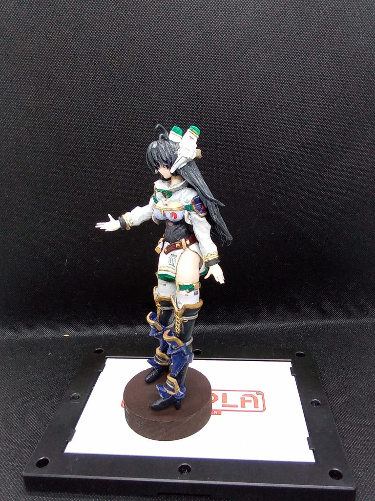 ジャケットは襟と袖のデザインを変更肩の部分はよくわからないので独自解釈で装甲状にベルトはなんとなく作りたかったのでw