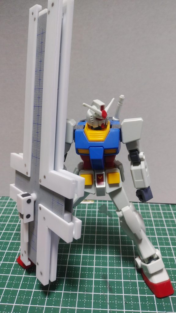 シールド風にカチャカチャポージングしてたらEGガンダムの間接がガクガクに稼働域の良さと塗装剥がれがイヤだったから選んだためガンダムさんには良い迷惑