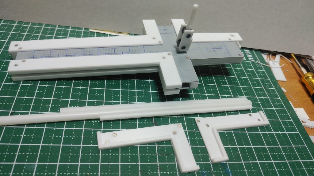 プラ板とプラ棒の組み合わせ外殻はネオジム磁石でスライドクローズ形態で完全に閉じた方が良かったかも