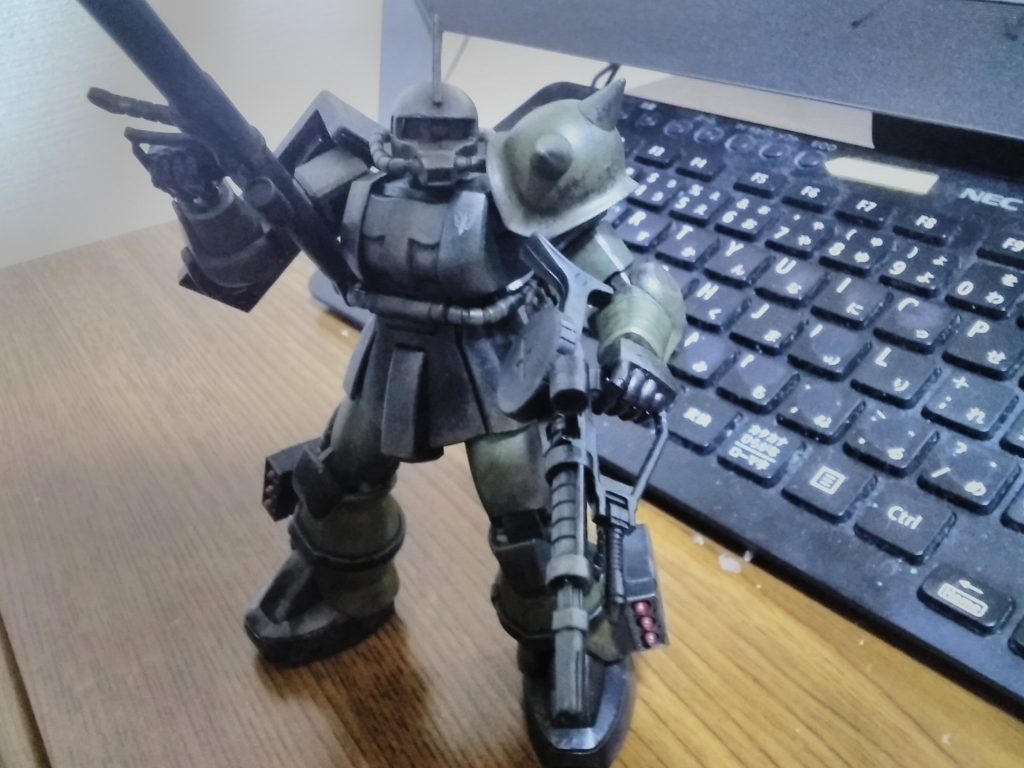 時折、ものすごくザクを作りたくなる衝動に駆られるのよね。こいつは全部が全部、筆塗り塗装をして、ミスターウェザリングカラーでうぇーいして、ウェザリングマスターを使いーいやはや、ザクは汚したくなるよねーそして止めの艶消しトップコート❤