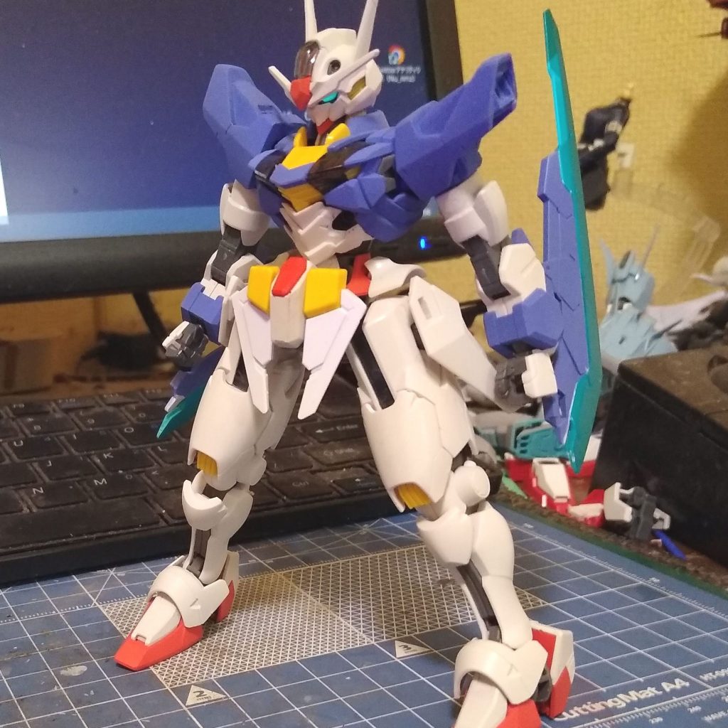 使用塗料白：ガイア　コールドホワイト赤：ガイア　ミディアムレッド青：風蒼＋クリアブルー、クリアレッド黄色は自分が塗ると汚くなってしまうので成形色のままです。フロントアーマーはAGE１にしてますが、なんかとっちらかった印象だったのでノーマルのエクシアに変更しました。