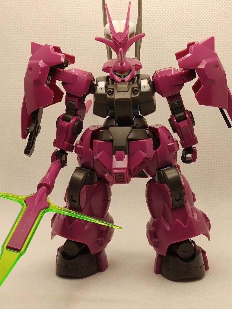 頭、というかブレードアンテナがでかい羽の装飾もそうだけど、ブレードアンテナが折れたら負けの決闘ルールでエアリアルと戦うまで負けなかったんだろうな