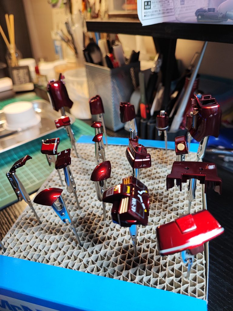 キャンディー塗装は塗膜が厚くなるので、最終組み立てでパーツ同士がハマらないトラブルが起こったりするので、そこも計算して塗装していく事も大事だと学びました。