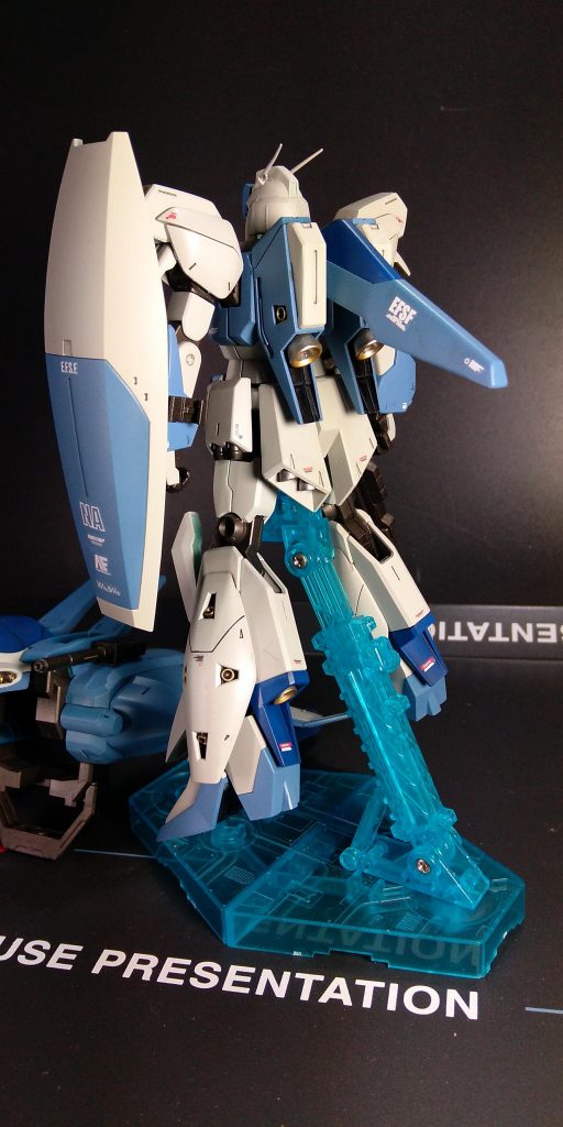 余り物のアムロシールを貼ろうか迷いましたけど、スタークジェガンの様な無名のエースパイロットをイメージしながら作成しました。