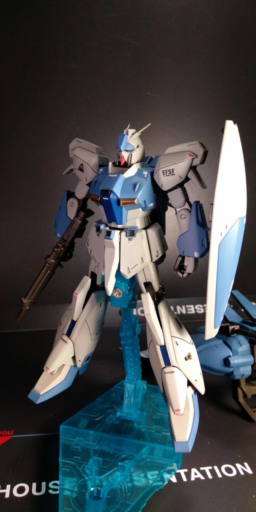 リ・ガズィは非変形MSのZ系として独特のプロポーションが格好いいですね。最近ジム系やジェガン系を作っていると、エースパイロット向けの機体の雰囲気を感じます。