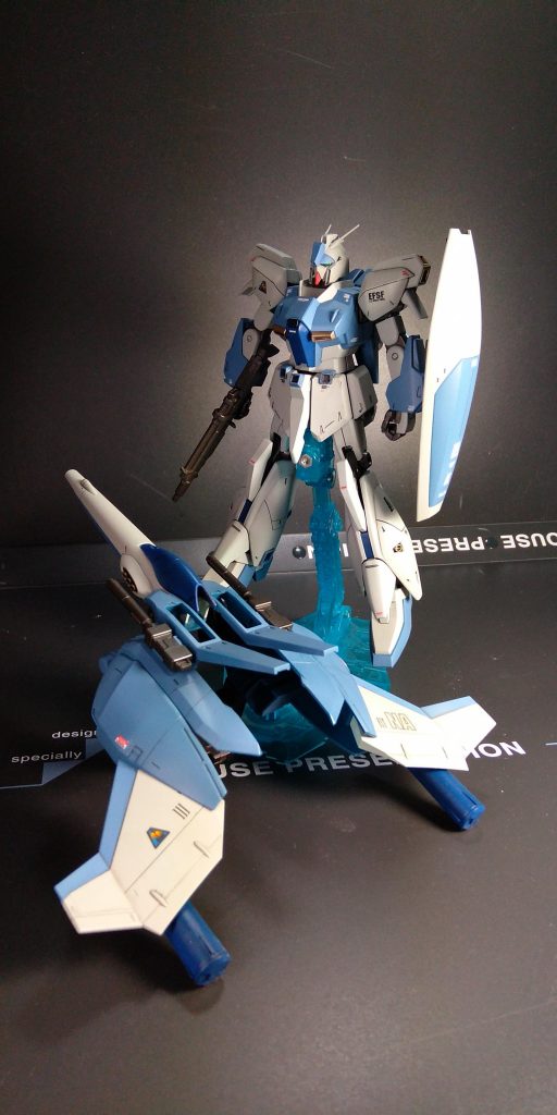 バックウエポンシステムとのツーショット。塗装剥がれが怖くまだ合体してません。