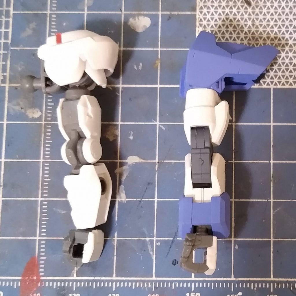 腕はAGE1レイザーですが、ちょっと短く感じたので二の腕部分で延長してます。肩の接続部はいじってないのでノーマル状態に戻せるようにしてあります。