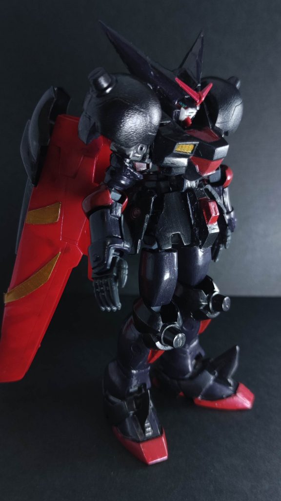 夏休みの宿題、と思って作り始めたマスターガンダムでしたが、仕事が炎上したため(あと大腿回りの関節が2回ほど破損したため)完成が延び延びになってしまいました。