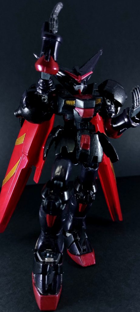 塗装はアクリジョンの筆塗りで黒立ち上げからの黒鉄色、黒鉄色+パープル、メタリックレッド。ゴールドとクロームはシタデル。ツインアイは付属のメタリックシールにホロフィルムを上貼り。マスクパーツは解体中に紛失したのでプラ板で自作しました。顔本体はRX78のものでマスターのメットを被せています。ツインアンテナは元の一体成型のレリーフを削って新規に別パーツを貼り付け。ダークネスフィンガーの原型だけ作って放置したり、ウィングも何とかしたいと思いつつ次も作りたいしタイムアップかなという感じでした。モナカ跡が消せてなかったりなどもあり拙い出来ですが初めてのミキシングにしては思い通りに出来たかなと満足してます。
