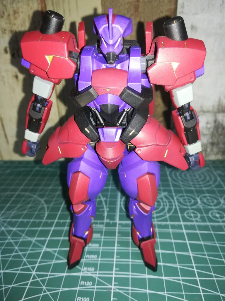 正面足をヒールにしてあるのと、後述する背面の増設によりなかなか自立してくれないただ、なかなか一人立ちしないのもそれはそれでカワイイ