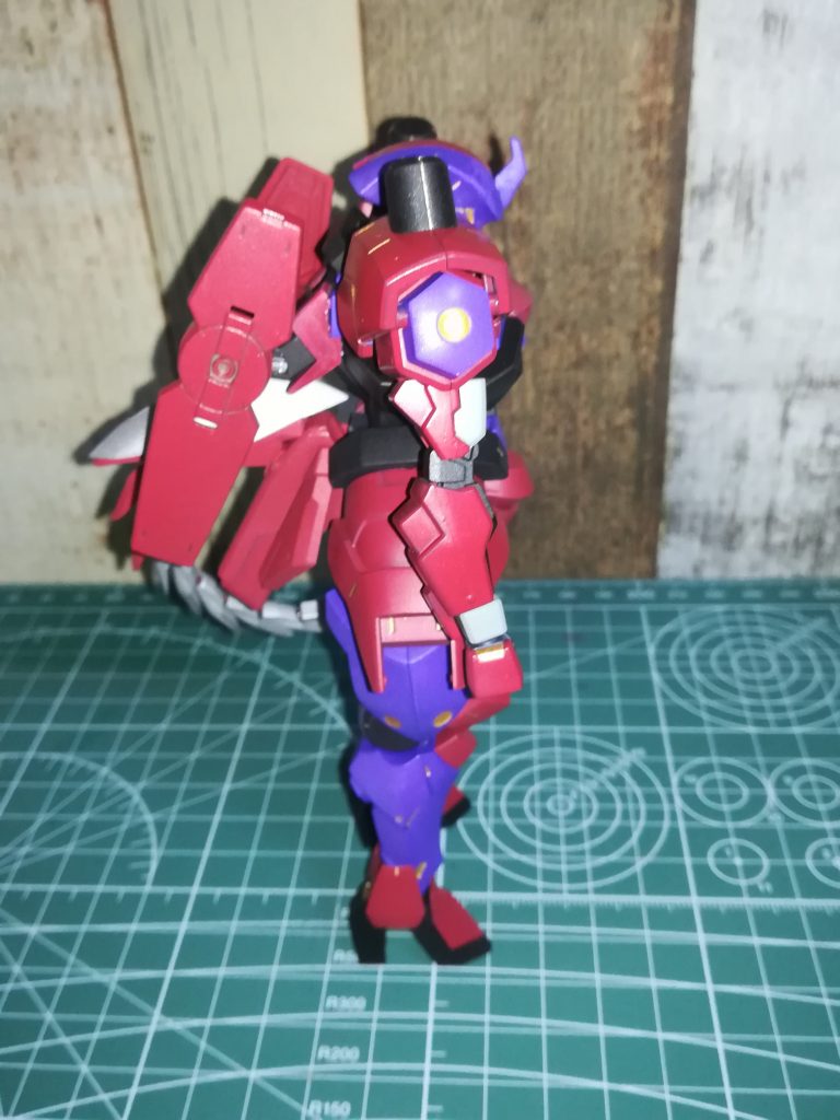 横面羽に見立てたバックパックは足と同じくグレイズから、尻尾はガンダムAGEのギラーガから拝借