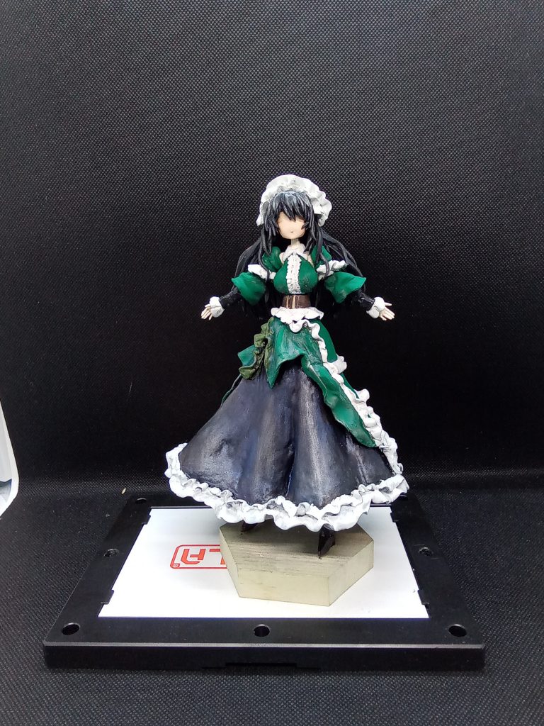 墨で汚す前の綺麗な状態のドレスですwこの状態で腕が短い気がしたので 一度ばらして延長作業顔も違和感があったので造り直し