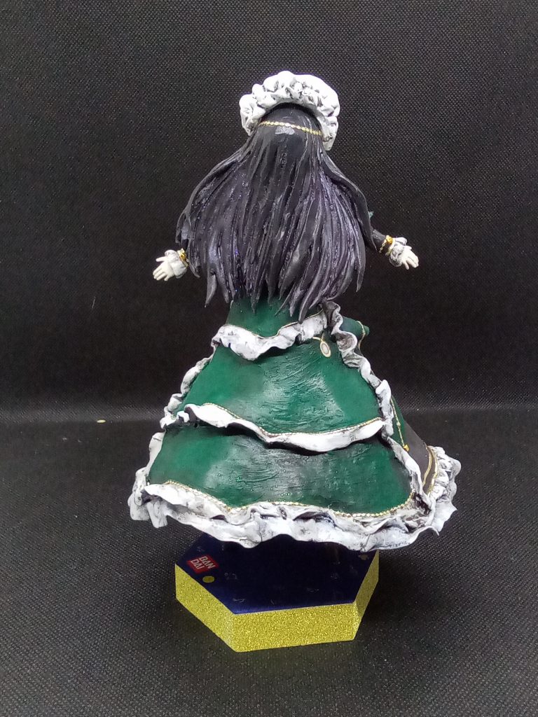 髪の毛は作り方がよくわからず試行錯誤中現在はそれっぽくエポパテで造った後にデザインナイフで彫刻してますフリルは薄く伸ばしたエポパテ(タミヤ製)を張り付けてからスパチュラでなんとなくそれっぽくw 陰影付けて重厚感を出すため 墨入れよう塗料を全身に塗ってあります