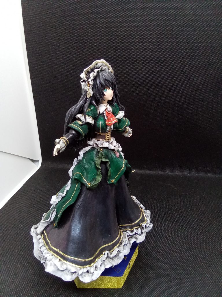 スカートは塗料を塗ってからラメ入りアイシャドーでウエザリング肌色もコスメのファンデーションでウエザリング緑部分は墨で汚してからターレンスカラーパステルヌーベルを使ってウエザリング昔買いそろえていた画材が模型作りでまさかの大活躍w金色の装飾はネイルアート用のシール貼るだけで作品が引き締まる良いものです♪口紅はパステル塗料(ファンデ状)を使ってます