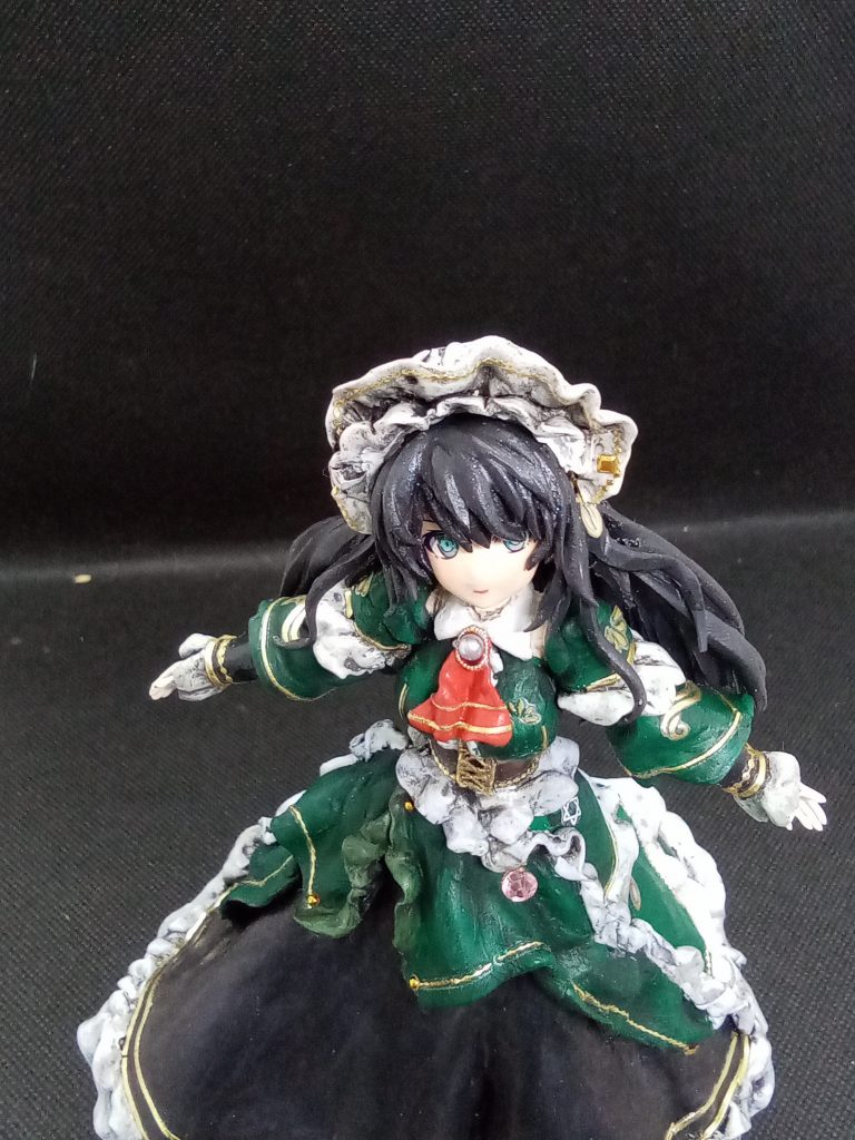 作中の周囲との対比でみて おおよそ同じサイズで作成しています。造ってみて改めて解ったのは・・このサイズではタクシーに気がつかれなくても仕方なし!! サイズ的にも可愛らしいイメージにしたかったので見上げてる構図で造ってみました。(プラモショップのカウンターにちょっこんと居るイメージ)最初はオリジナルのドレスで造っていましたが・・ネット上でいくつか作例もあったのと デザインが好きになれない部分もあったのでアレンジwできる限りのオリジナルの印象は残したつもりですがいかがでしょうか?