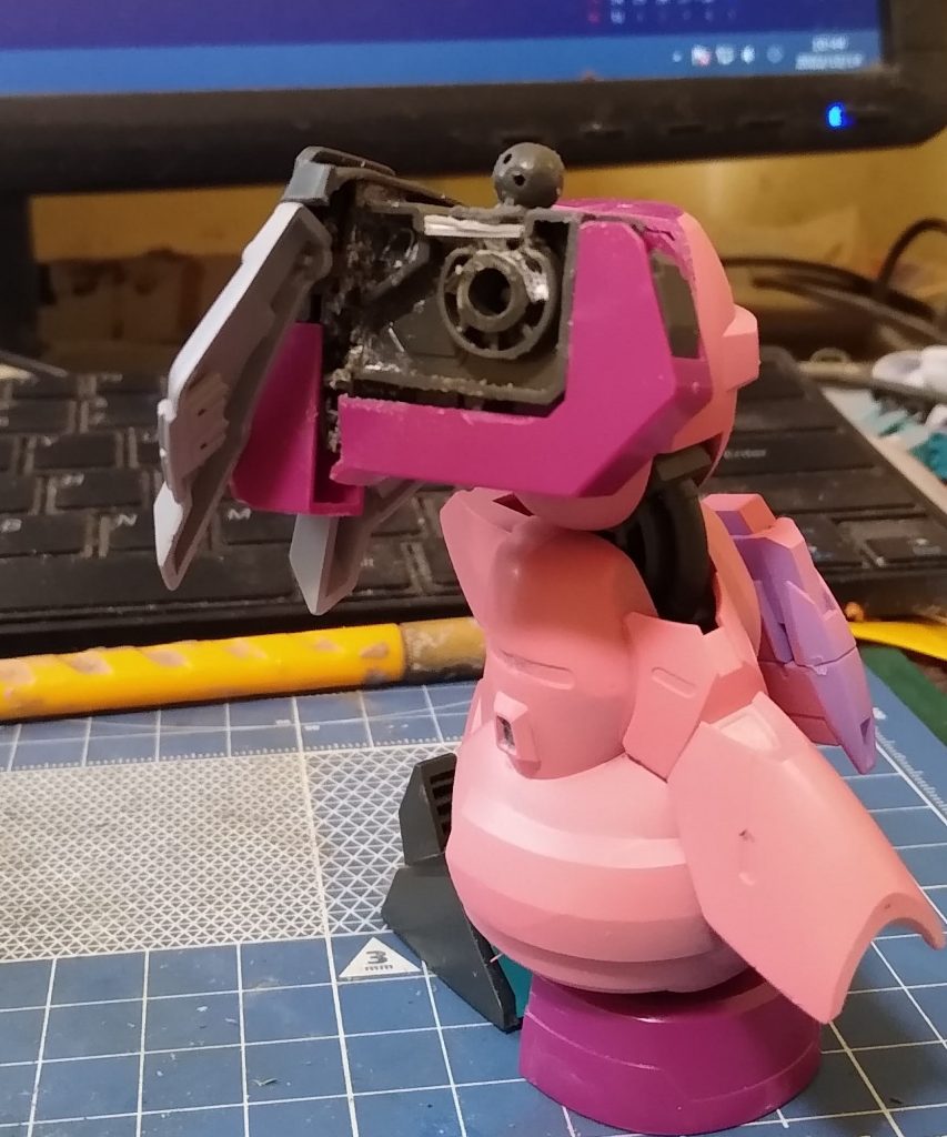 腰の回転軸を斜め後ろ上方へ移動もともと脚の付け根より前側についてました。前傾させる可動優先なんでしょうか。