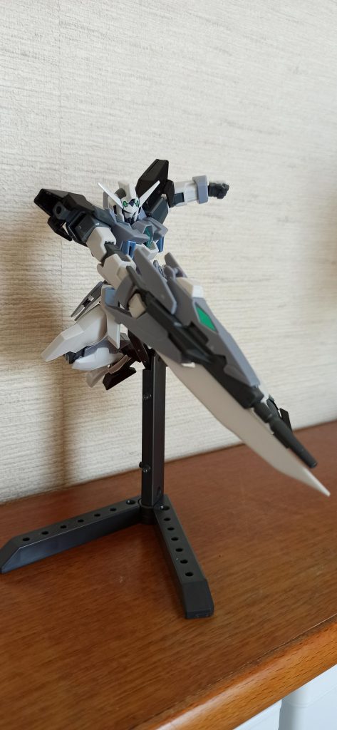 武装 バスタードッズライフルブレードを装備したドッズライフル。ハイパードッズライフルと比べ形状が変化しておりセンサーも追加されている。 