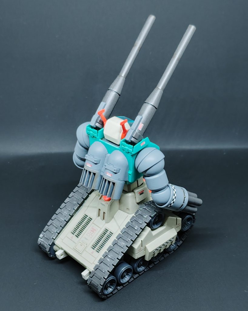 砲身が長過ぎると感じたので、1センチ程カットしています。また写真では見えませんが、コクピットを削って、センサーっぽいパーツを取り付けています。このガンタンクは単座式で、胴体側のコクピットで操縦するのです。だって頭側で操縦したらコアファイターはどうすんのよ？脱出ポッドも兼ねてるのに、ってことですから。本当はコクピットとパイロットを作るのが面倒だったんですけどね。