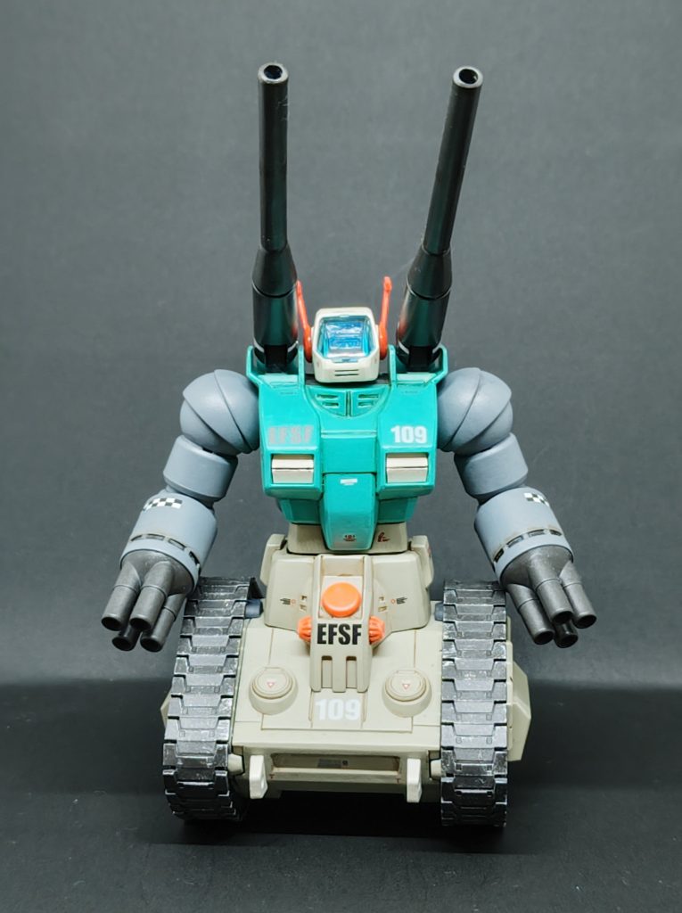 塗装は全て水性アクリルの筆塗りです。グレーはニュートラルグレーとダークアイアンで、緑とカーキは、それぞれエメラルドグリーンとダークイエローに白を加えたものだったと思います。耳とお腹のオレンジは、水性ホビーカラーの蛍光オレンジ（廃番）です。 