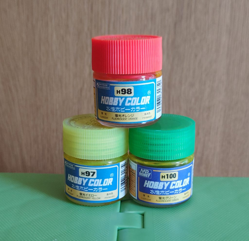 職場近くに昔ながらの模型店があり、キットは新製品が入荷されているのですが、塗料はリニューアル前の水性ホビーカラーが残っているような状況で、蛍光カラーが埃をかぶっていたので、保護してあげました。よく見たら「グンゼ産業」ですね。