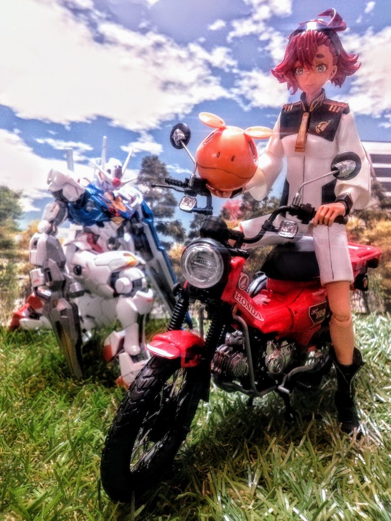 ハンターカブのレッドの塗装はガンダムマーカーのロイヤルメタレッド、マフラー&エンジンは同じくメッキシルバーで行っています。バイクプラモ製作には使い勝手抜群です。