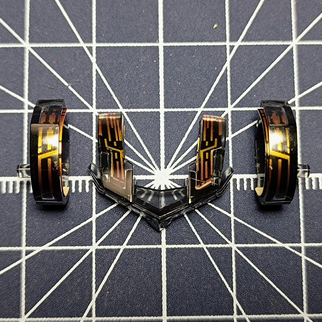 シールを小さくカットしてクリアパーツの裏に貼りました。HGのそれっぽくなったかな？