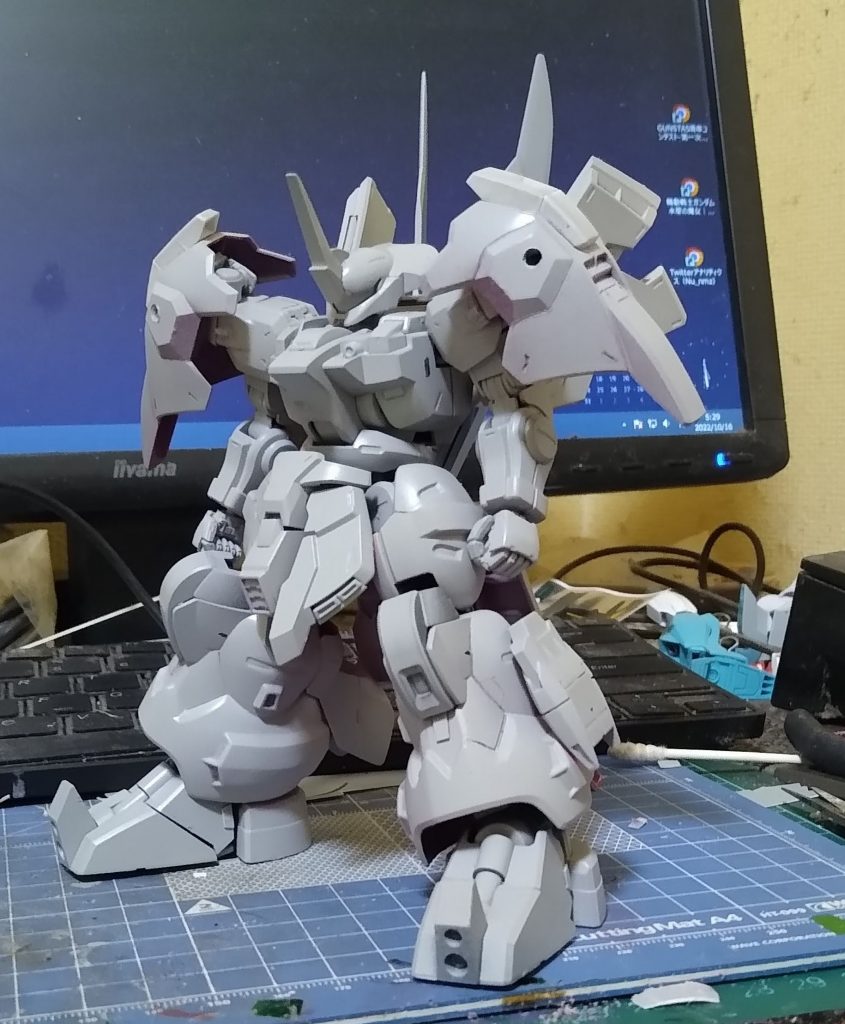 サフ画像赤で塗ることにしたので、ピンクサフを使って作業をしていたのですが、全然萌えなかったので一旦グレーを吹きました(笑)この後もう一回ピンクサフを吹いて塗装開始です。