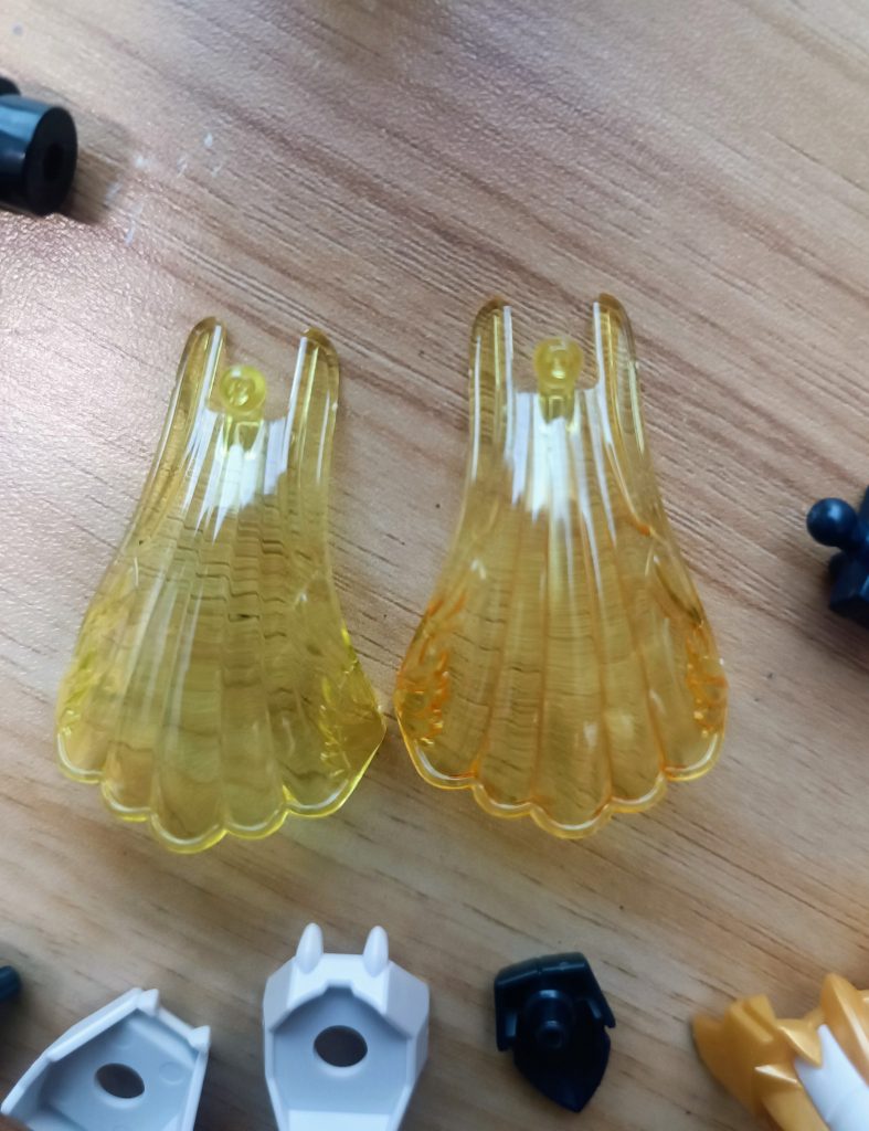 クリアパーツについてマント部分とチョンマゲのヒダ部分(普段であればスミ入れするような箇所)にはオレンジのガンダムマーカーでスミ入れ。境界線をハッキリさせることで情報量を増やしました。似たような色であればなんでも使えそうなのでクリアパーツだからといってそのまま付けるよりはいいと思いませんか?